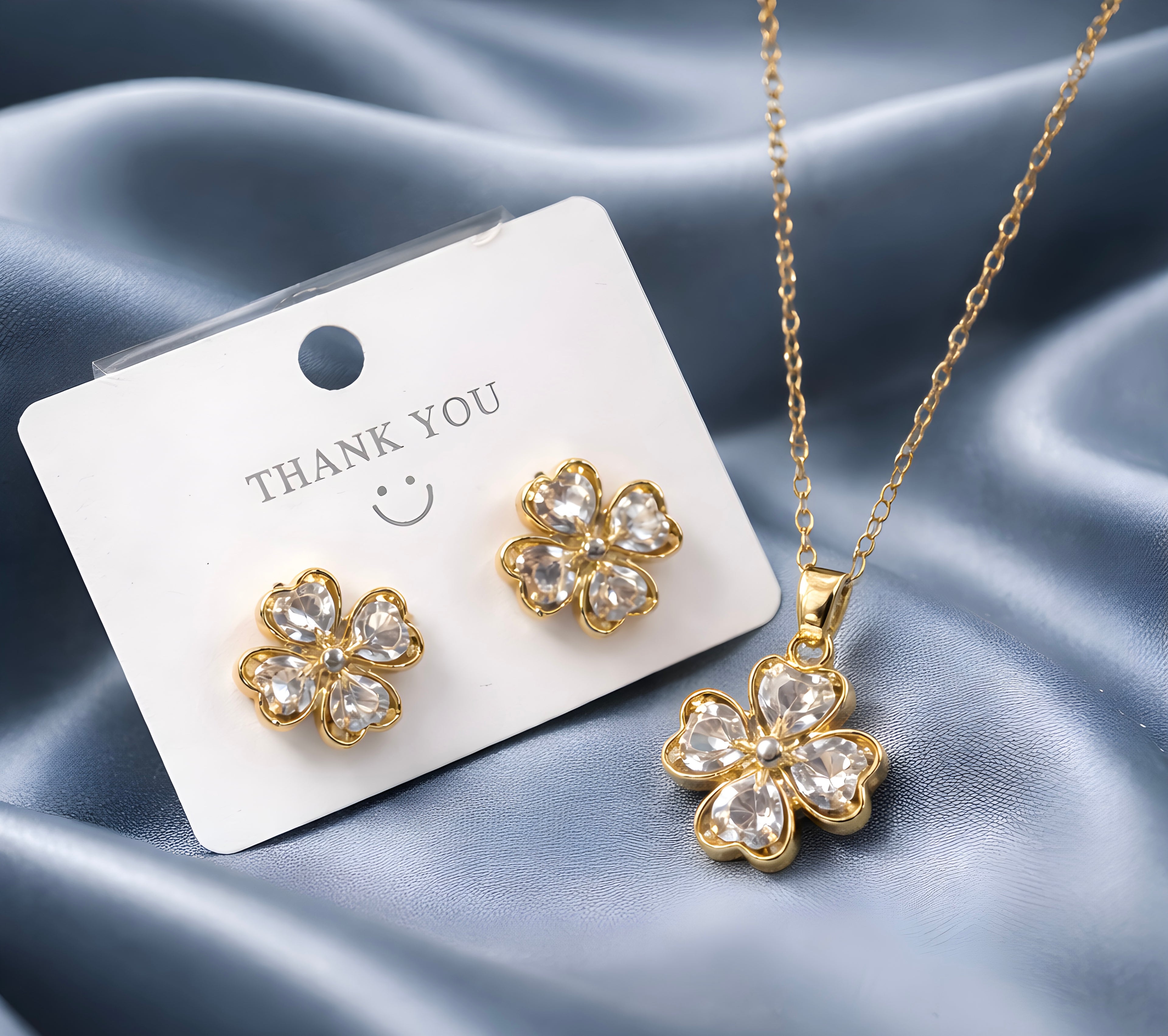 Casual clover pendant set