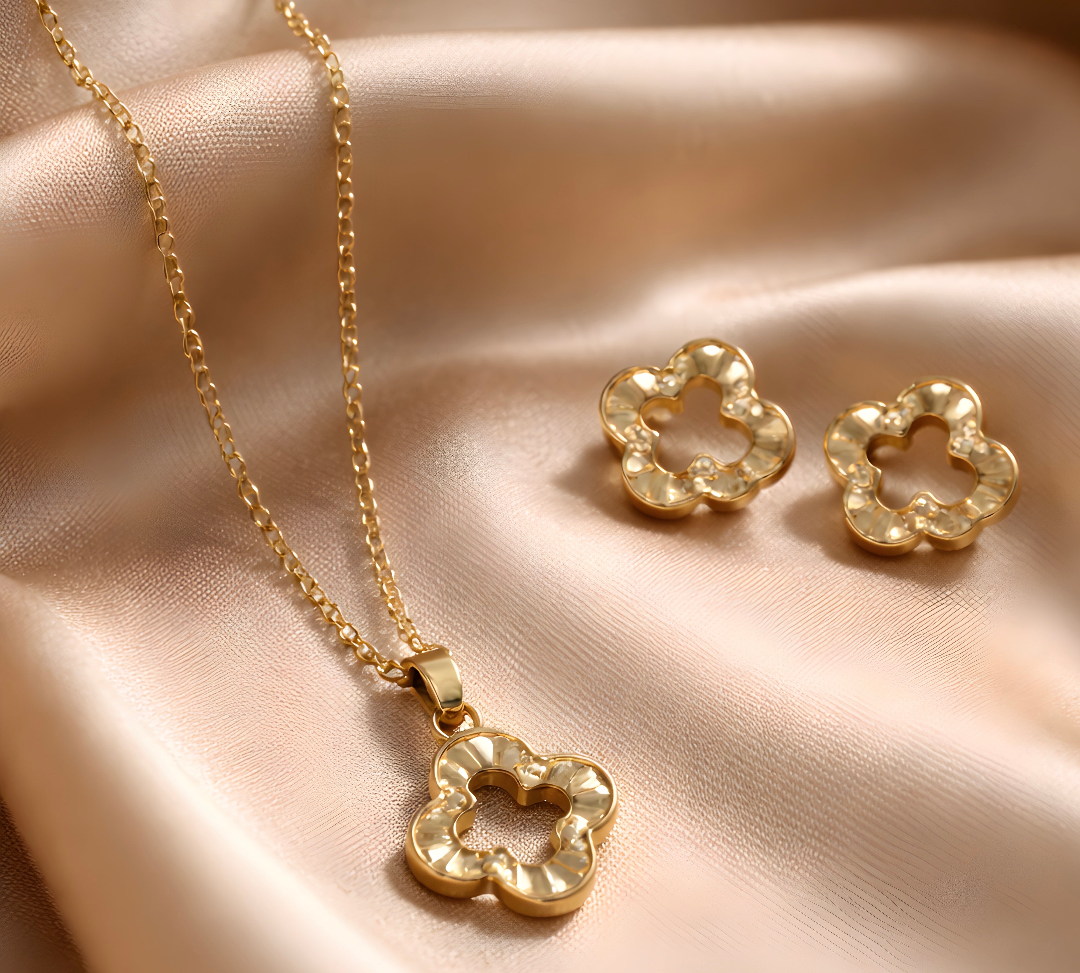 Leaf clover pendant set
