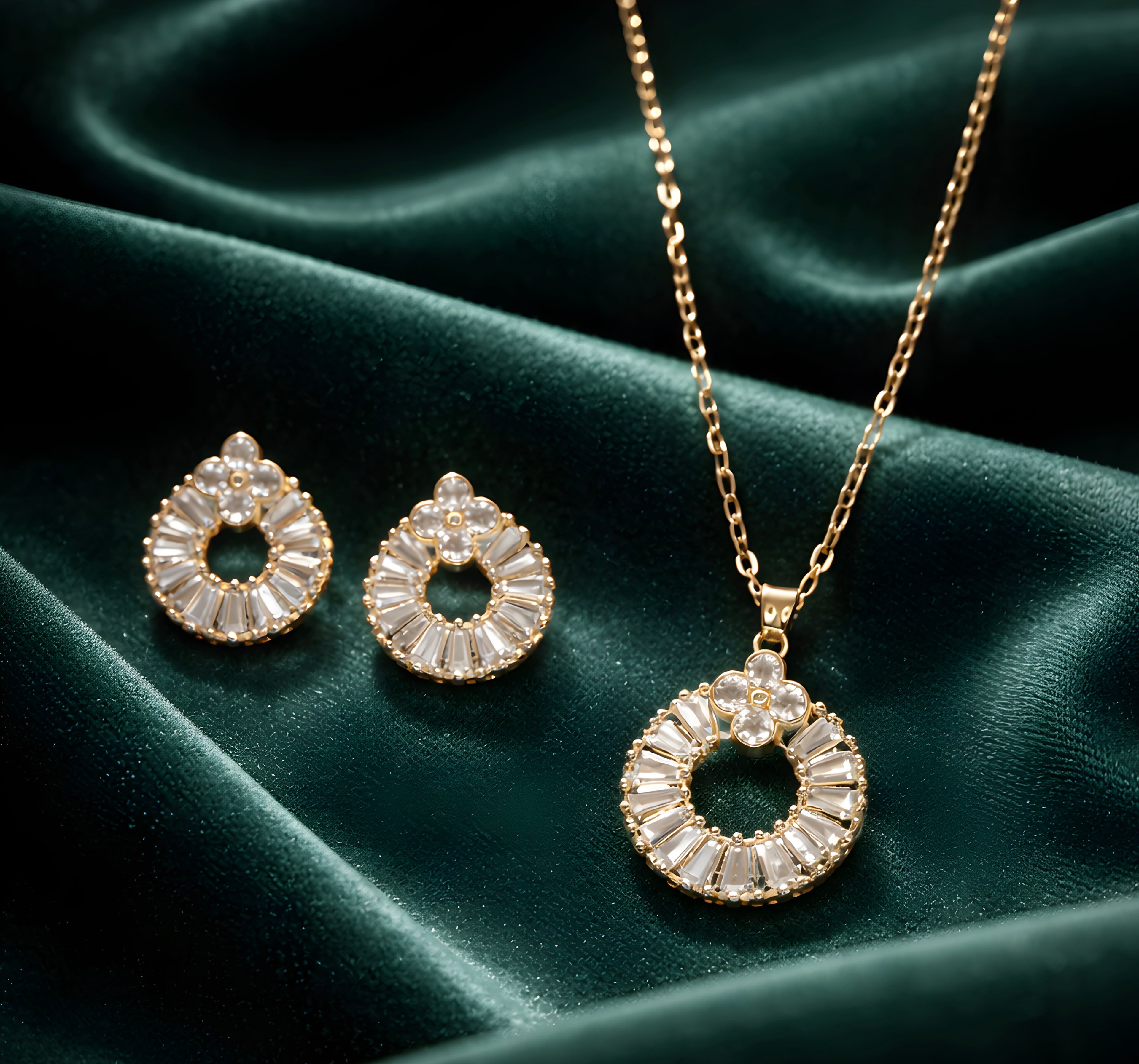 Circular clover pendant set