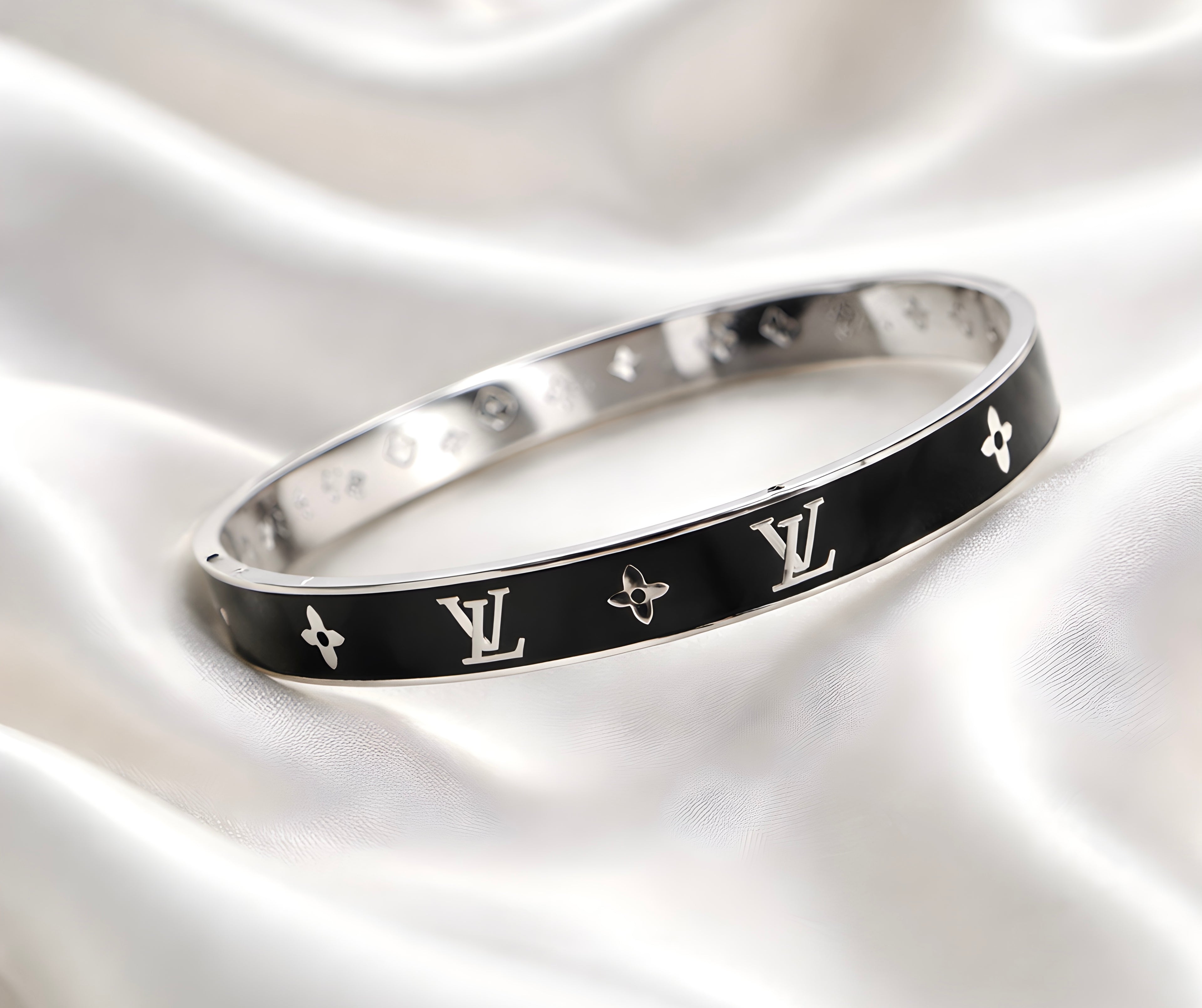 Luxurious Lv bracelet
