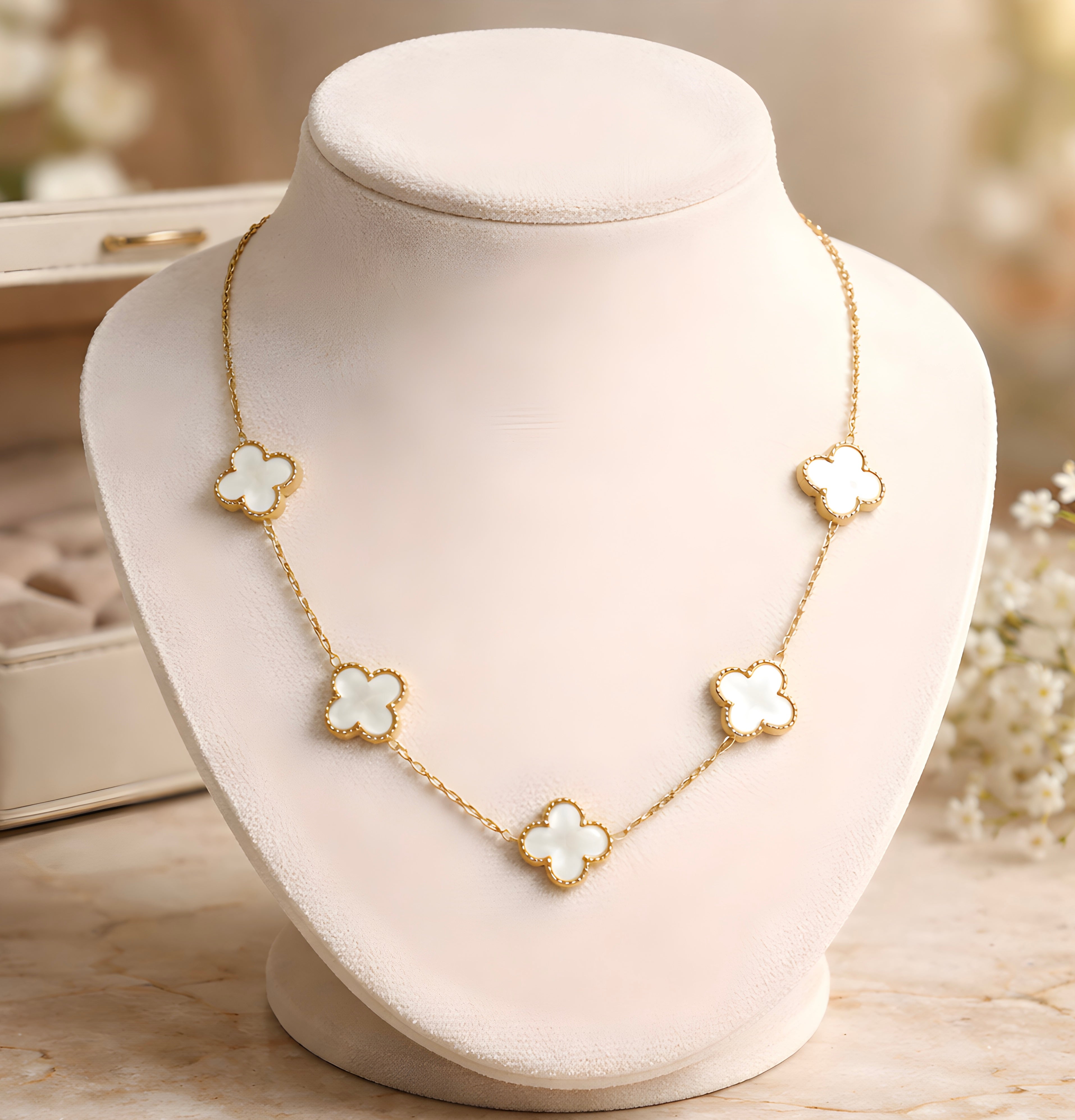 clover-motif pendant