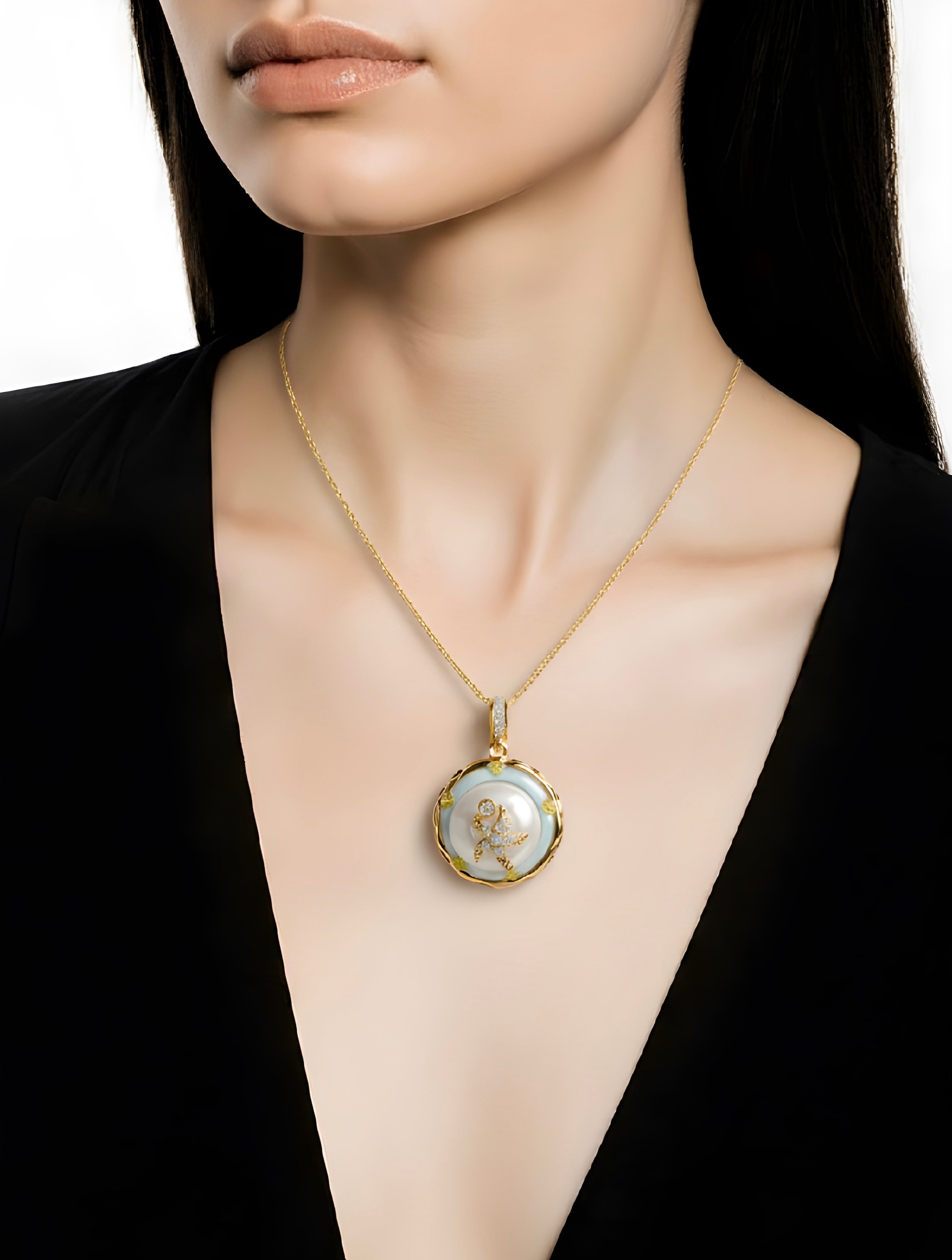 Vintage-style circular pendant necklace