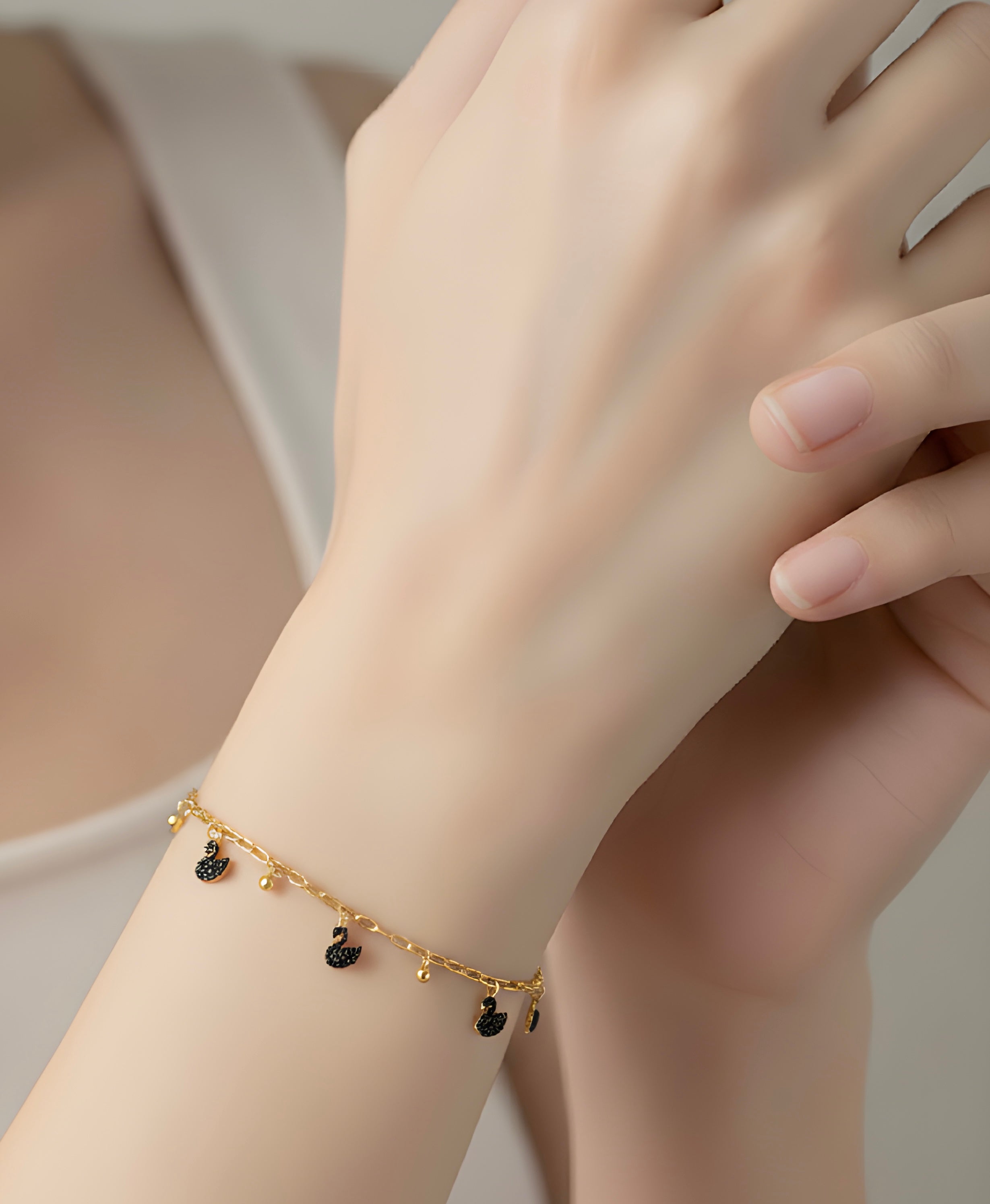 Swan-shaped charms stainless steel chain bracelet