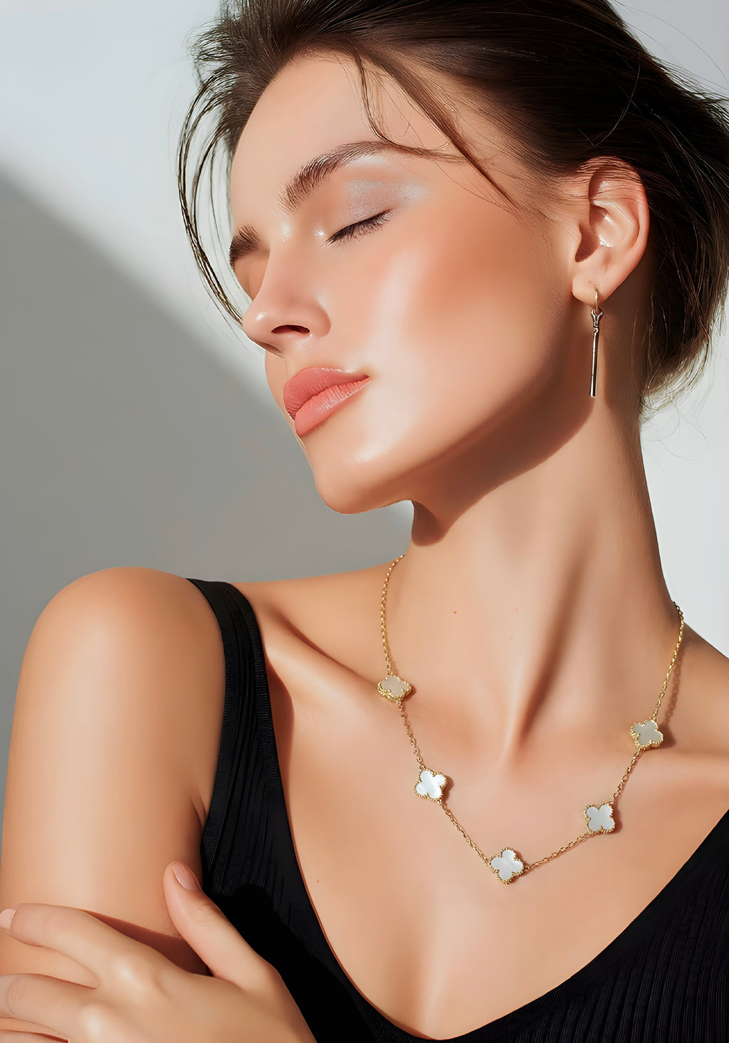 clover-motif pendant